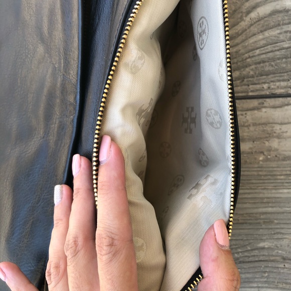 🌟HP🌟Tory Burch Reva Clutch Black/Gold NWT - Picture 12 of 12